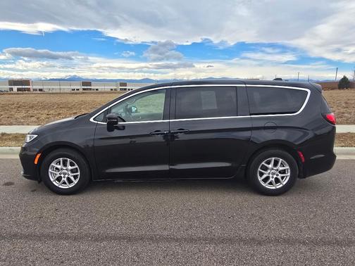 Brilliant Black Crystal Pearlcoat 2023 Chrysler Pacifica Touring L