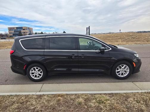 Brilliant Black Crystal Pearlcoat 2023 Chrysler Pacifica Touring L