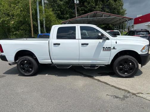 2017 RAM 2500 Tradesman Crew Cab 4x4 6'4' Box