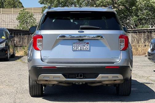 Iconic Silver Metallic 2022 Ford Explorer XLT