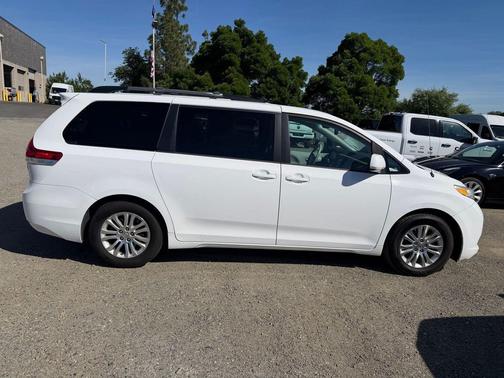 Super White 2013 Toyota Sienna XLE