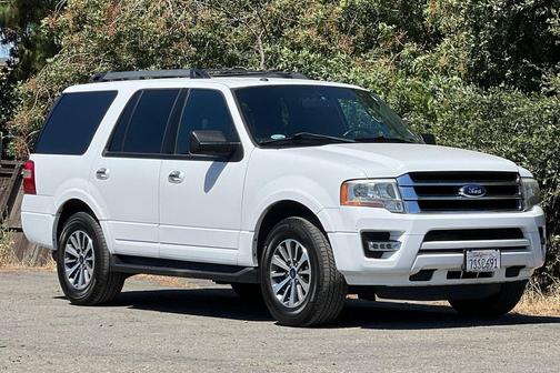 White 2017 Ford Expedition XLT