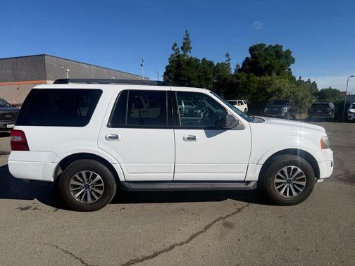 White 2017 Ford Expedition XLT