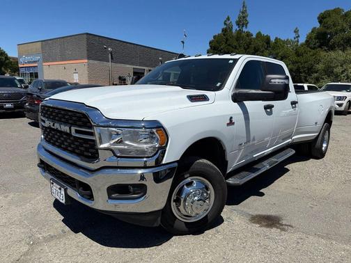 Bright White Clearcoat 2024 RAM 3500 Big Horn Crew Cab 4x4 8' Box