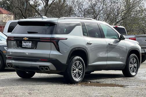 2024 Chevrolet Traverse LT