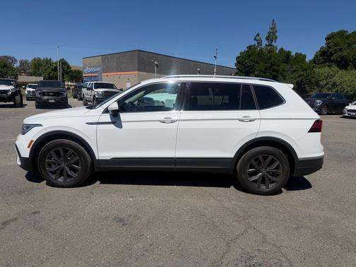 Pure White 2022 Volkswagen Tiguan 2.0T SE