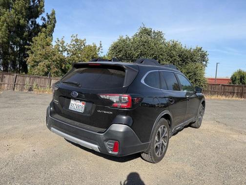 Crystal Black Silica 2022 Subaru Outback Limited