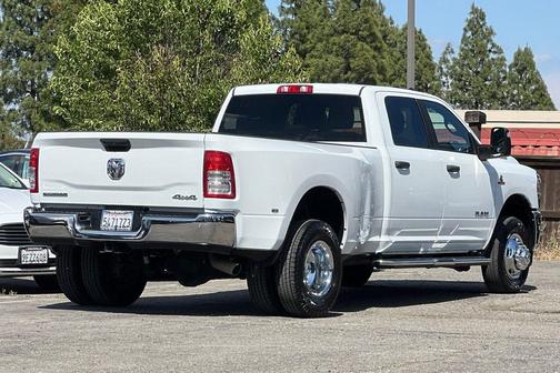 Bright White Clearcoat 2024 RAM 3500 Big Horn Crew Cab 4x4 8' Box