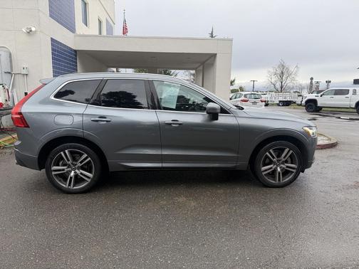 2021 Volvo XC60 T6 Momentum