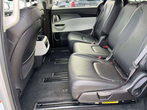 2023 Kia Carnival LX