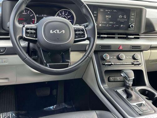 2023 Kia Carnival LX