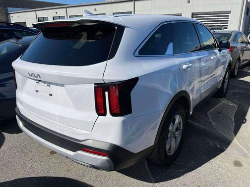 White Pearl 2025 Kia Sorento LX