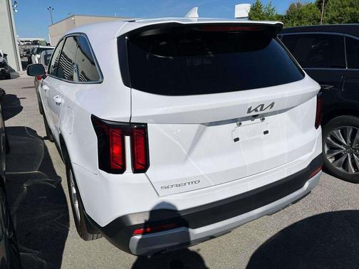 White Pearl 2025 Kia Sorento LX