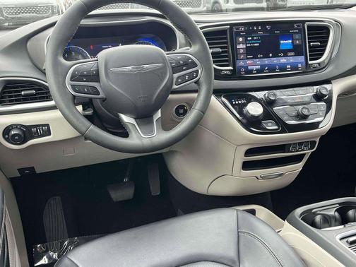 2024 Chrysler Pacifica Touring-L