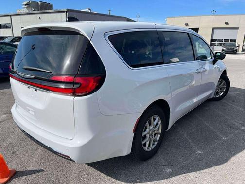 2024 Chrysler Pacifica Touring-L