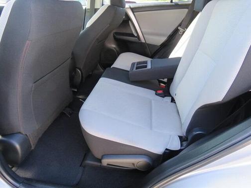 Photo 5 of 38 of 2018 Toyota RAV4 XLE