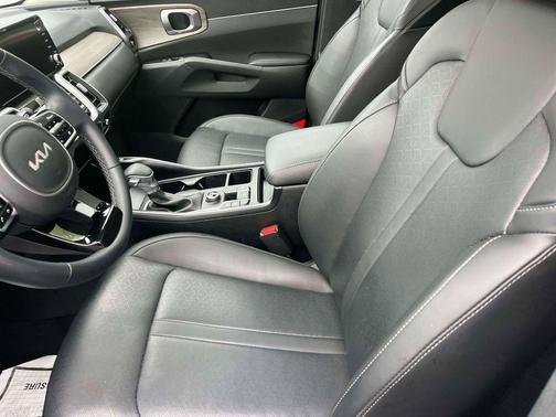White Pearl 2023 Kia Sorento EX