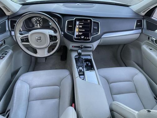 2016 Volvo XC90 T6 Momentum