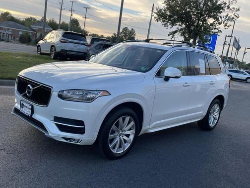 2016 Volvo XC90 T6 Momentum