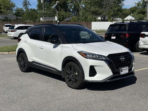 Aspen White Tricoat/Super Black 2022 Nissan Kicks SR