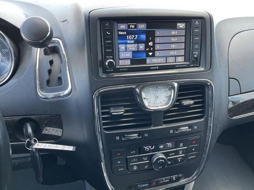 2014 Chrysler Town & Country Touring-L