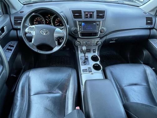 2013 Toyota Highlander SE