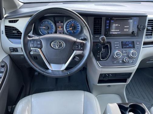 2017 Toyota Sienna XLE