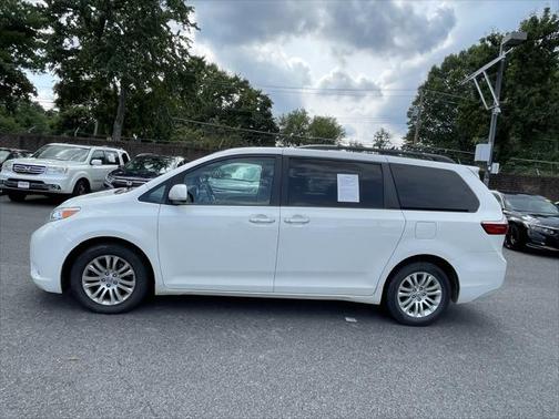 2017 Toyota Sienna XLE