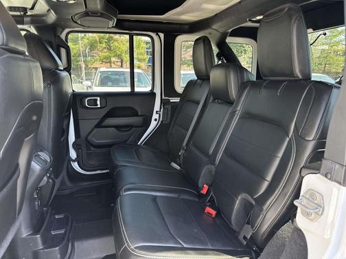 Bright White Clearcoat 2022 Jeep Wrangler Unlimited Sahara