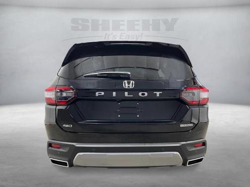 Crystal Black Pearl 2026 Honda Pilot Touring 8-Passenger