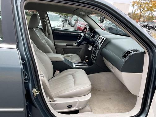 2005 Chrysler 300C Base