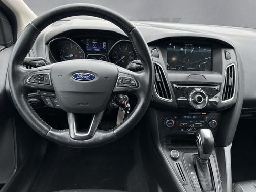 RUBY RED TINTED CLEARCOAT 2016 Ford Focus SE