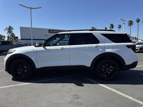 2024 Ford Explorer ST-Line