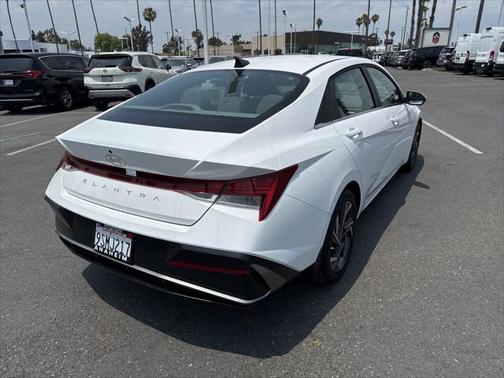2025 Hyundai ELANTRA SEL