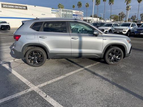 2024 Volkswagen Taos 1.5T SE