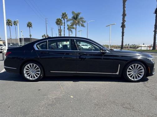 2022 BMW 740 i
