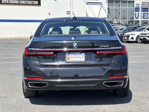 2022 BMW 740 i