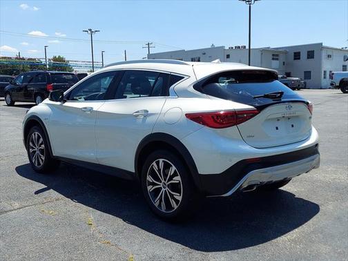Photo 4 of 30 of 2017 INFINITI QX30 Premium