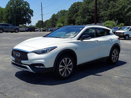Photo 3 of 30 of 2017 INFINITI QX30 Premium