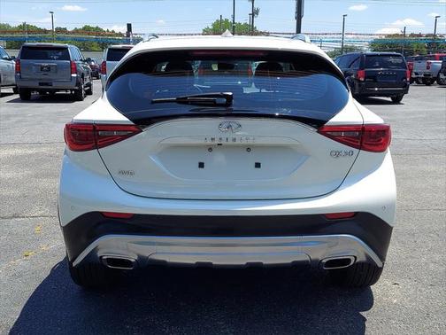 Photo 5 of 30 of 2017 INFINITI QX30 Premium