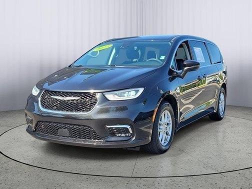 Brilliant Black Crystal Pearlcoat 2023 Chrysler Pacifica Touring L FWD