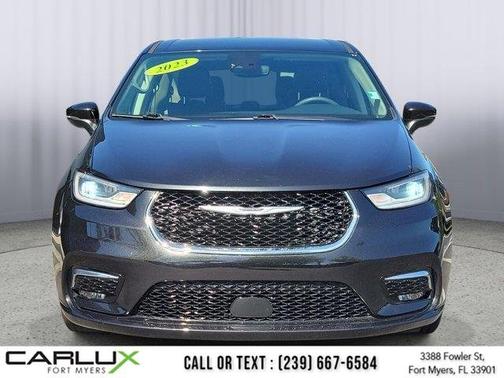 Brilliant Black Crystal Pearlcoat 2023 Chrysler Pacifica Touring L FWD