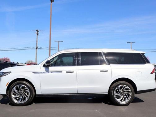 Crystal White Metallic 2025 Lincoln Navigator L Reserve