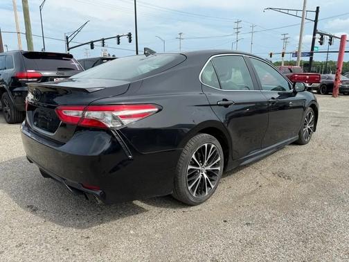 Midnight Black Metallic 2019 Toyota Camry SE