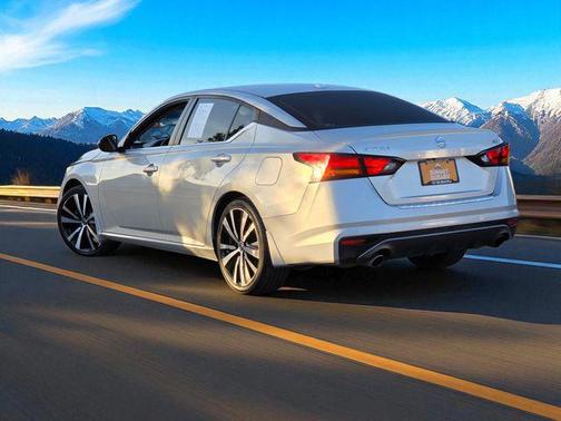 2022 Nissan Altima SR FWD