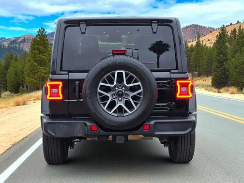 2024 Jeep Wrangler 4-Door Sahara 4x4