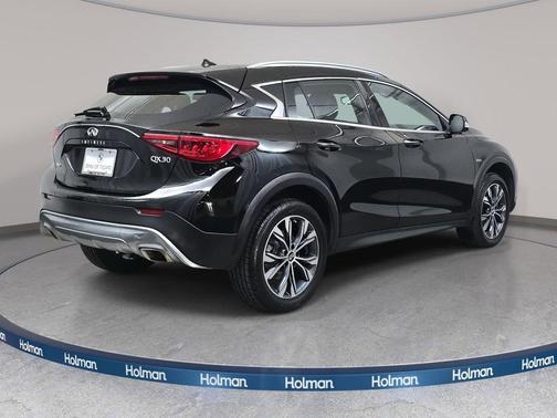 2017 INFINITI QX30 Luxury