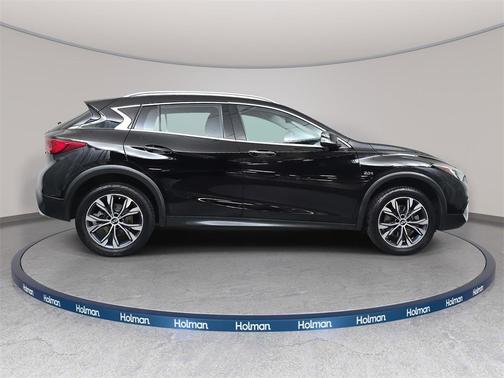 2017 INFINITI QX30 Luxury
