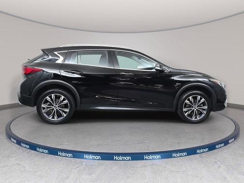 2017 INFINITI QX30 Luxury
