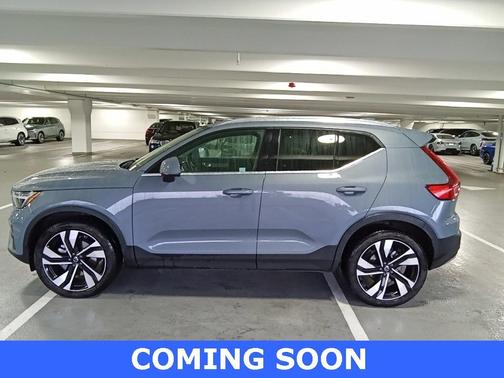 2023 Volvo XC40 B5 Ultimate Bright Theme